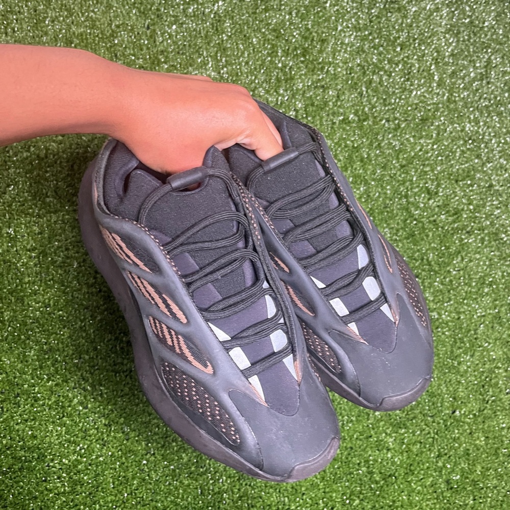 Clay brown v3 Yeezy 700 - Picture 2 of 7